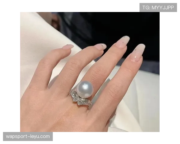 维纳斯今天居然戴这么豪气的钻戒，看着像要开派对还是什么情况？